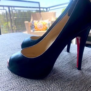 ✨Christian Louboutin Peeptoe Heels✨